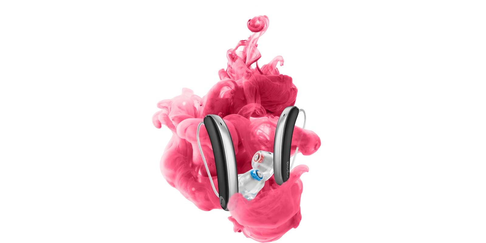 Zwei moderne Hörgeräte vor pinker Farbwolke auf weißem Hintergrund